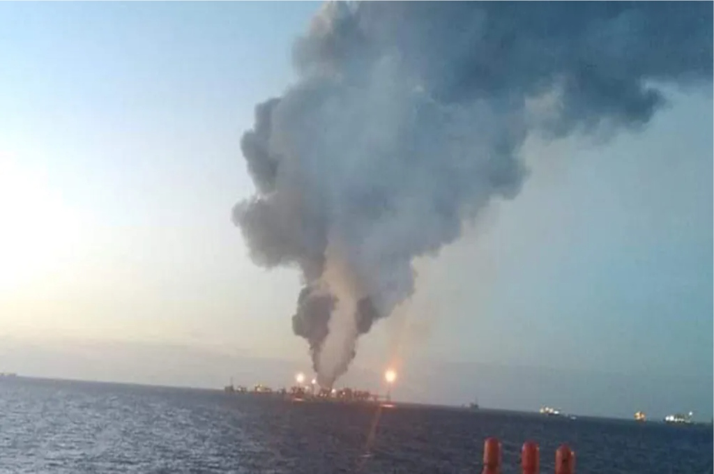 Explota plataforma petrolera de Pemex en Cantarell